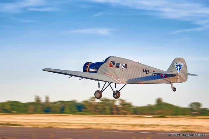 Wenn der Nachbau der „JUNKERS F13“ nach dem Start abhebt, ist das für die Fans des ersten zivilen Ganzmetall-Flugzeugs ein erhabenes Gefühl. Bis zu vier Passagiere konnte die legendäre „Limousine der Lüfte“ früher auf Reisen am Himmel befördern. Heute nimmt der Pilot bei Rundflügen aus Sicherheitsgründen nur noch zwei Gäste mit. Aufgenommen in Dessau (Sachsen-Anhalt) im Juni 2019 © VJL / Foto: Gregor Kaluza / Junkers Flugzeugwerke AG  